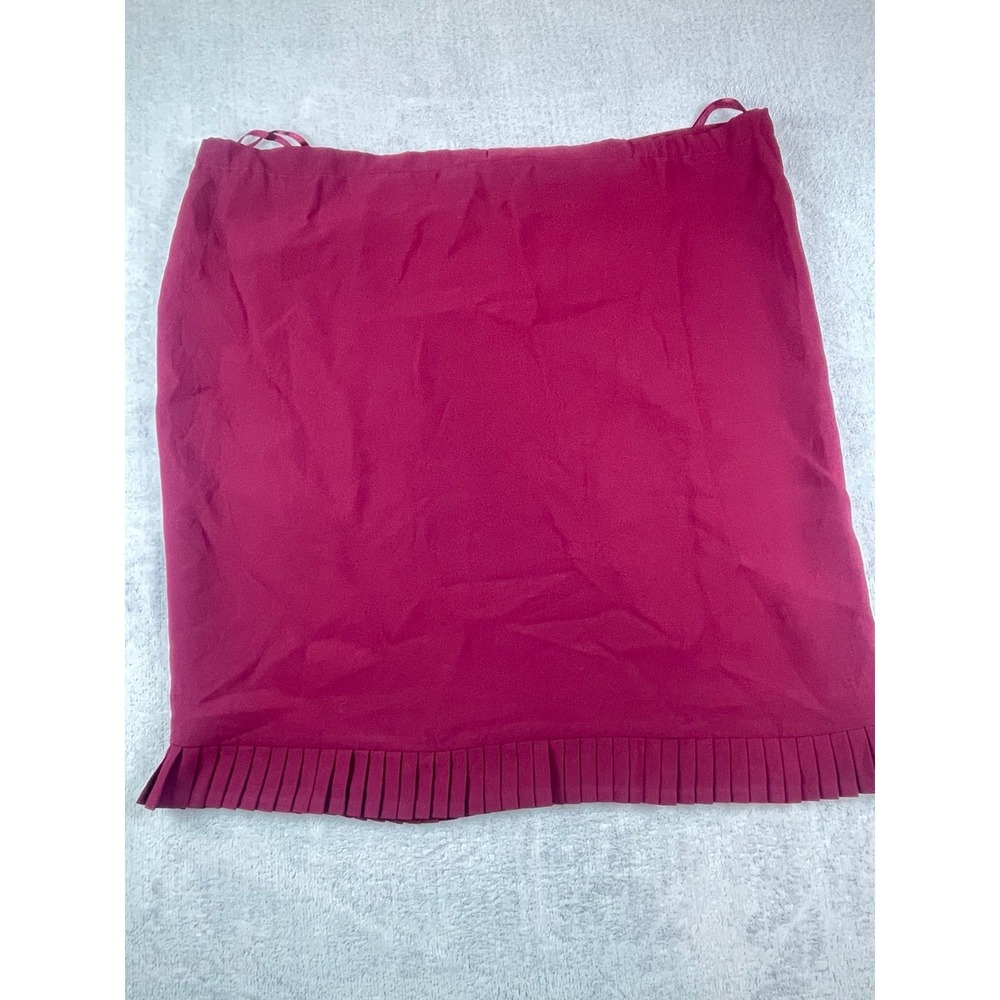 Women's skirt brand. Bloomingdale's. Maroon. Smoke free home